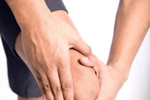 Домашнее лечение боли в колене при сгибании и разгибании