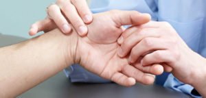Болит сустав большого пальца на руке: лечение, причины боли