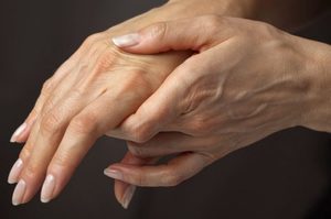 Немеет левая рука от локтя до пальцев: основные причины