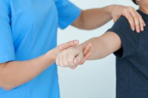Лечение растяжения мышц рук после травмы: мази, физиотерапия, фиксация
