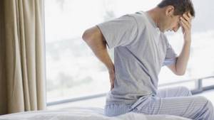 Болит спина после сна по утрам: почему возникает боль и как ее лечить