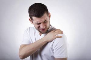 Растяжение связок плечевого сустава (плеча): симптомы, лечение