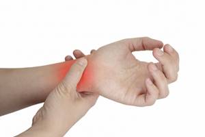 Лечение растяжения мышц рук после травмы: мази, физиотерапия, фиксация