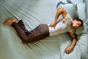 Болит спина после сна по утрам: почему возникает боль и как ее лечить