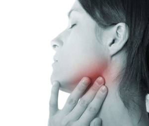 Болит лимфоузел на шее слева под челюстью: причины и лечение