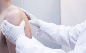 Сколько должна находиться спица в плечевом суставе после операции?