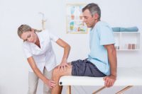 Болит колено: к какому врачу идти, к кому обратиться